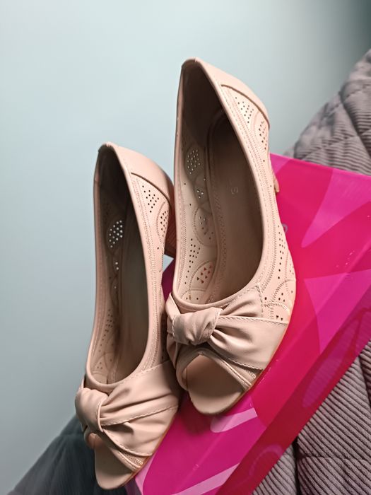 Czółenka z odkrytymi palcami 39