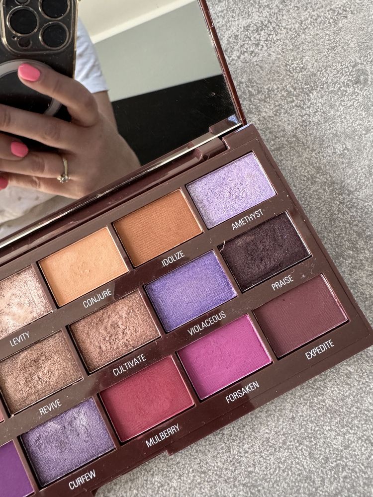 Makeup Revolution - Paletka cieni do powiek Chocolate Violet