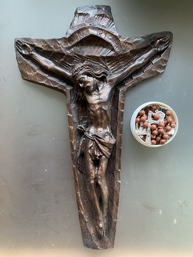 Crucifixo em Resina - 32 cm (Estilo Esculpido, Detalhado)