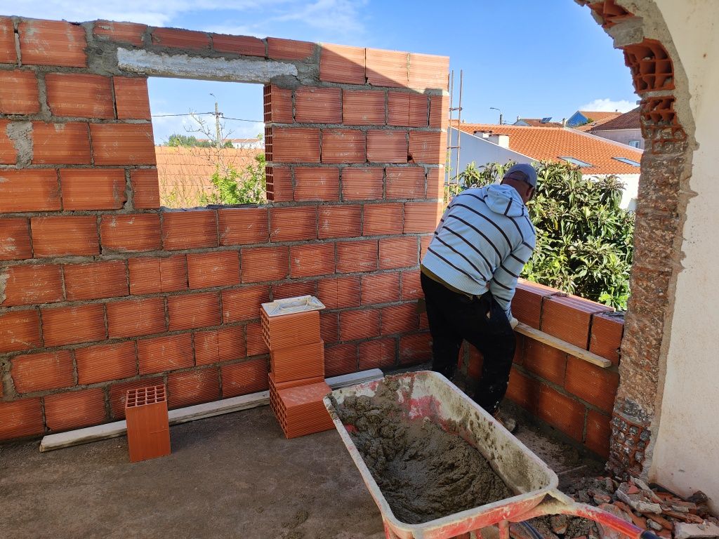 Empreiteiro - trabalhos de construção civil .