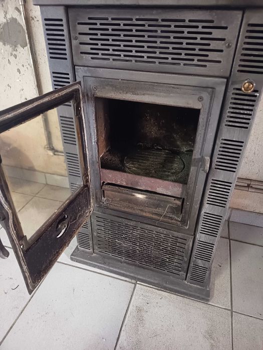 Fogão a lenha / salamandra em ferro fundido  bom estado