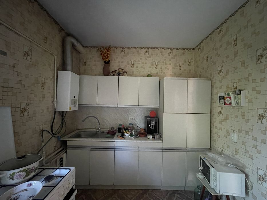 Продаж цегляного будинку, у центрі Хотова