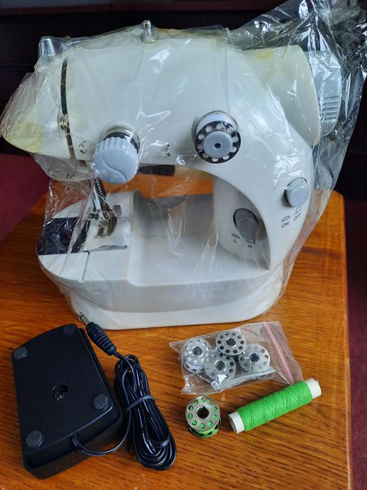 Портативная швейная машинка Mini Sewing Machine
