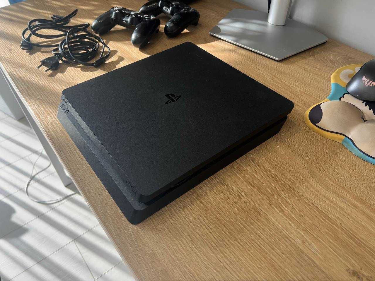 Playstation 4 Slim з 2 джойстиками та сумкою для приставки.