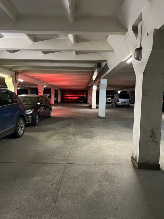 Продам паркоместо  в подземном паркинге . На две машины .