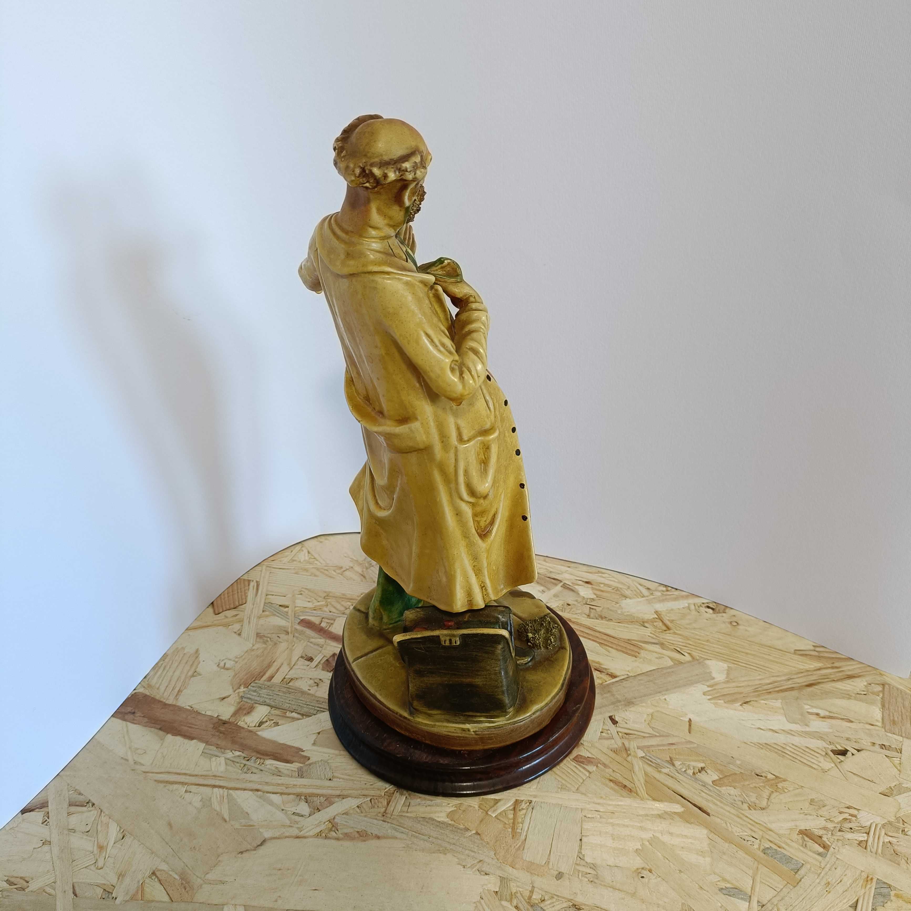 Boneco figura Homem, porcelana com base de madeira, mede 30 cm.