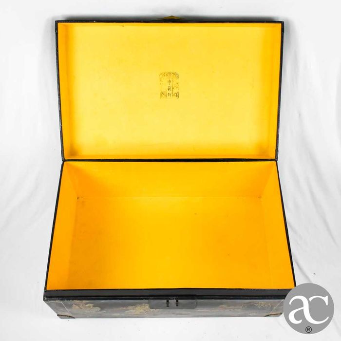 Baú em laca Chinesa pintado à mão, com estrado em madeira