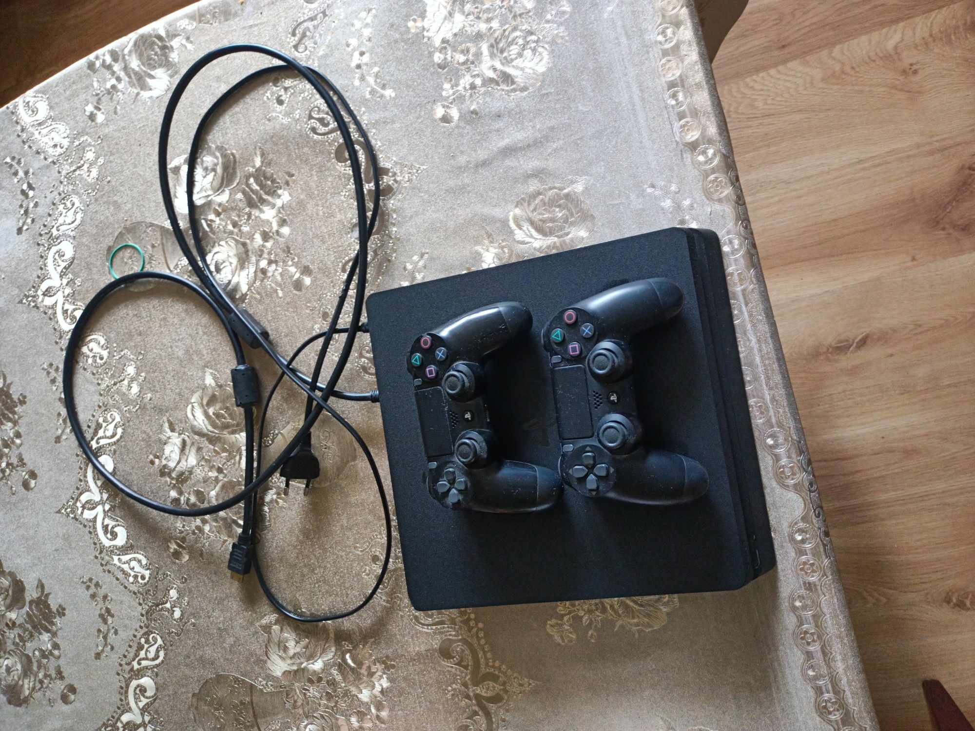 PlayStation 4 Slim PS4 + 2 pady + HDMI