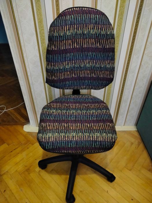 Кресло офисное с подъёмным механизмом. Б/У