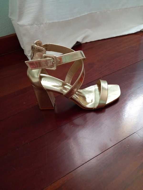 Sapato de salto dourado