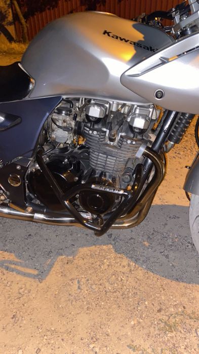 Продам мотоцикл kawasaki zr750s в отличном состоянии.