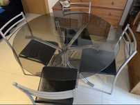 Mesa de vidro com 4 cadeiras