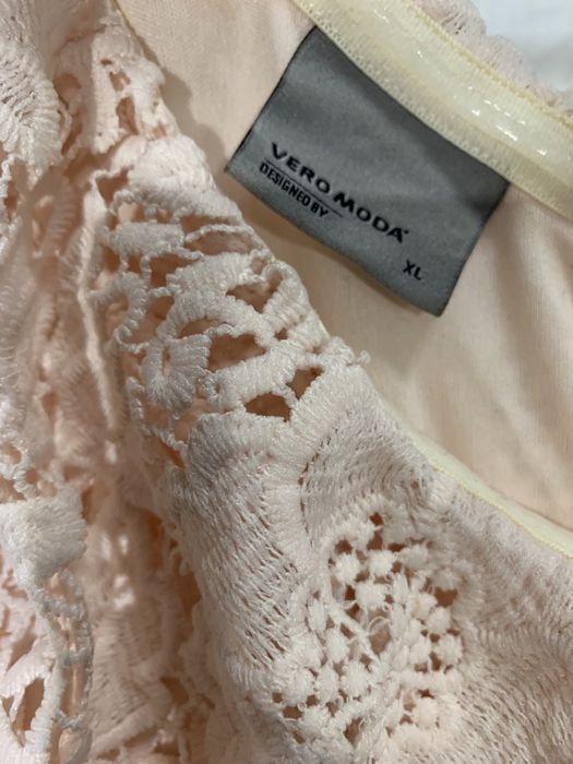 Koronkowa sukienka na jedno ramię