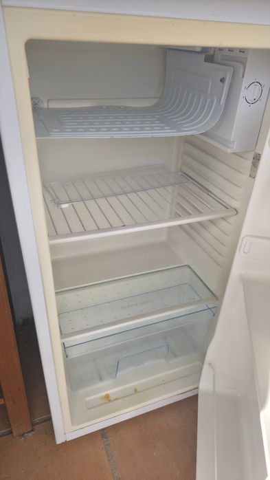 Mini frigorífico a funcionar perfeitamente