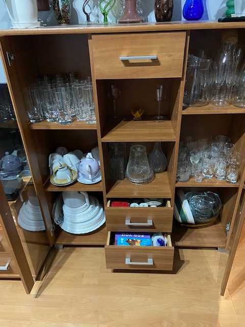 Witryna z drzwiami szklanymi i szufladami.