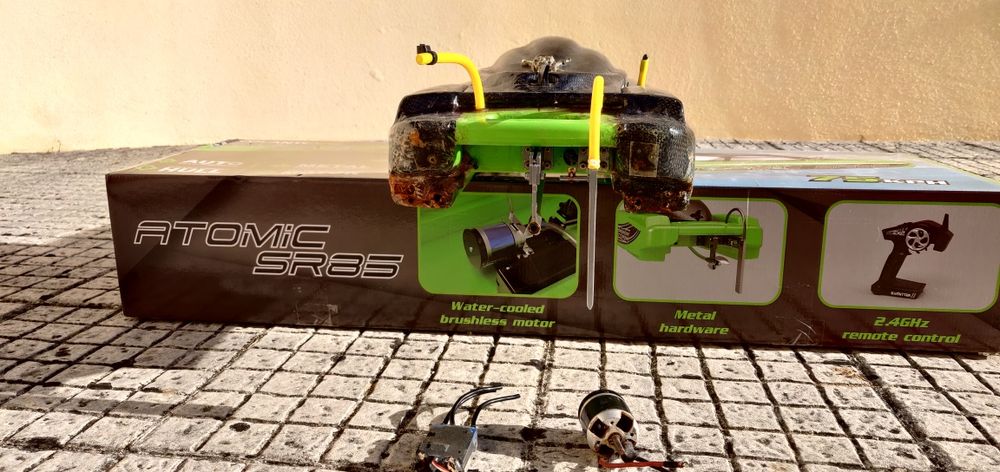 Barco RC (radio control) Atomic SR85 só o casco +hardware e servo