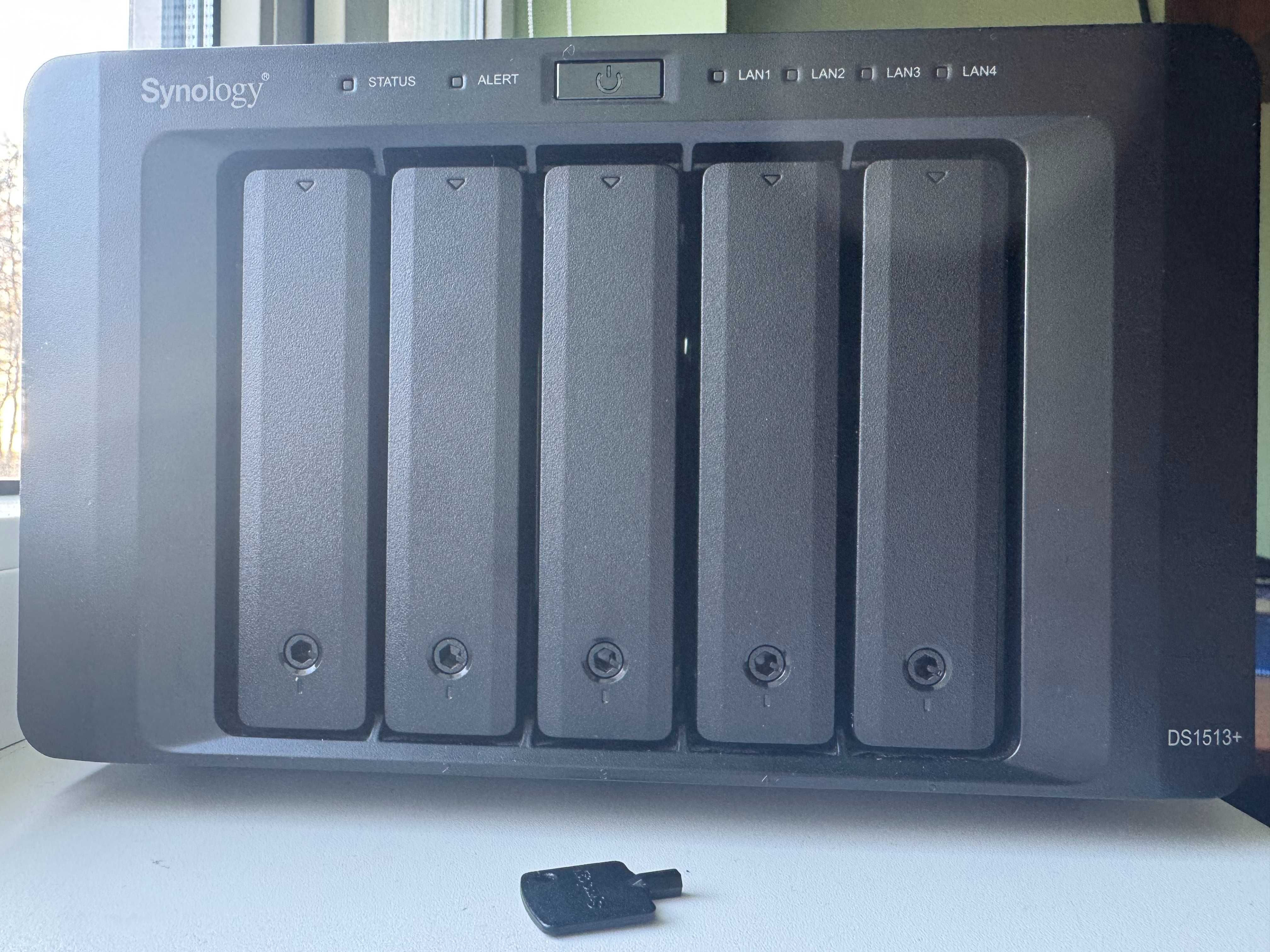 NAS мережеве сховище Synology DS1513+