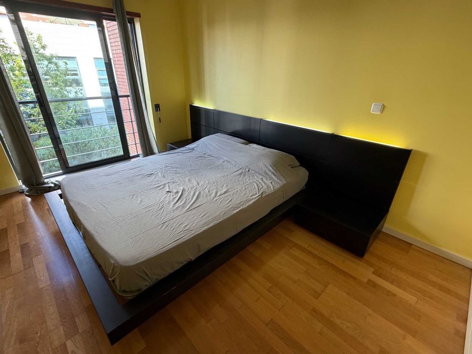 Quarto Completo -Cama, Cabeceira, Cómoda, Espelho e Mesas de Cabeceira