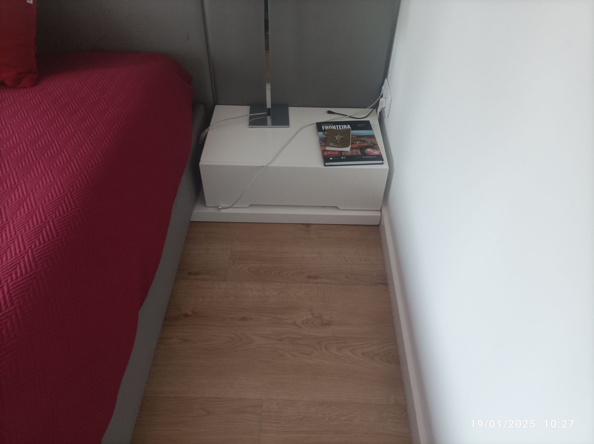 cama de casal com colchao e mesas até dia 21/2até dia 21/2de cabeceira