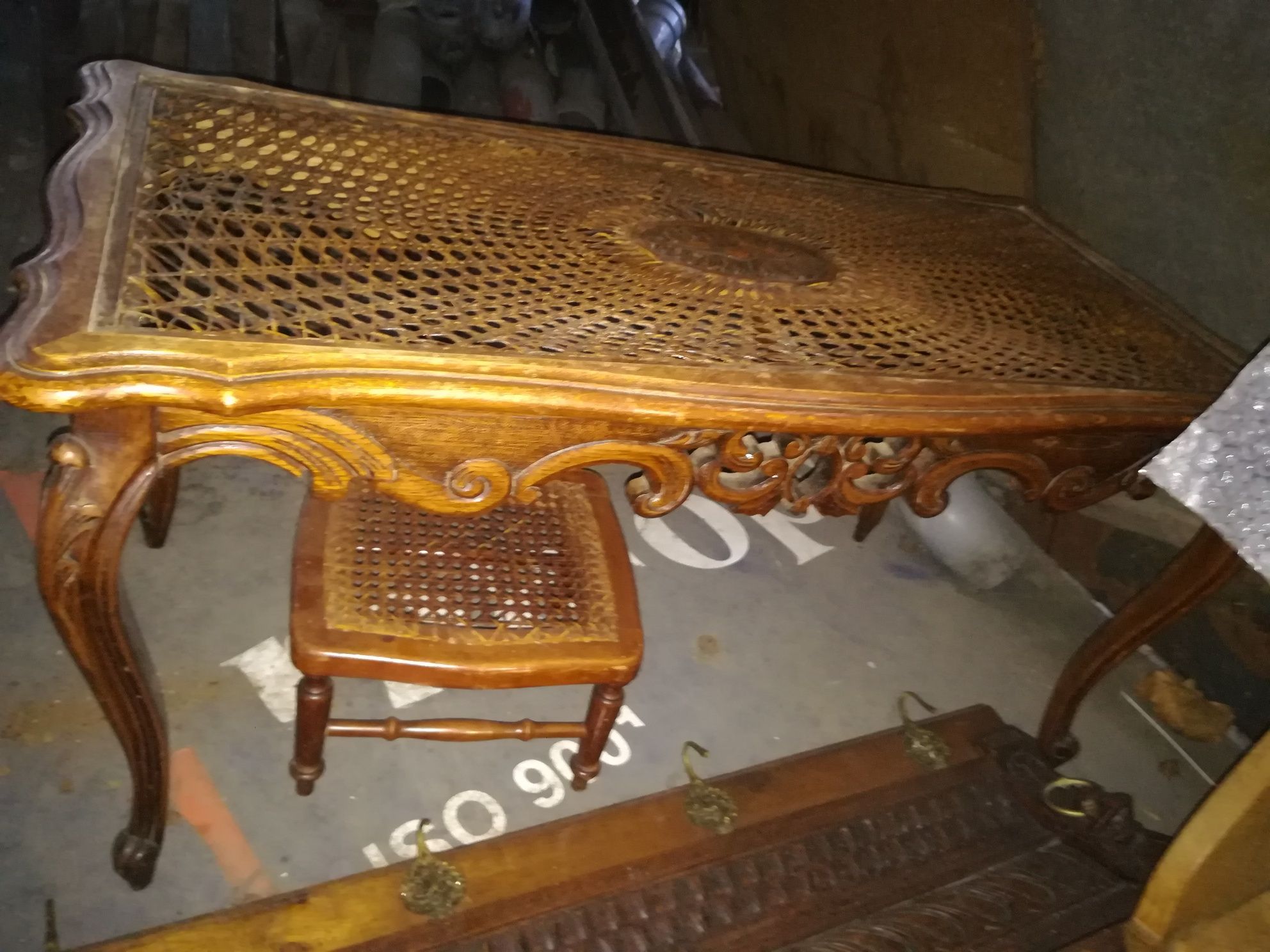 Stół i podnóżek, taboret.