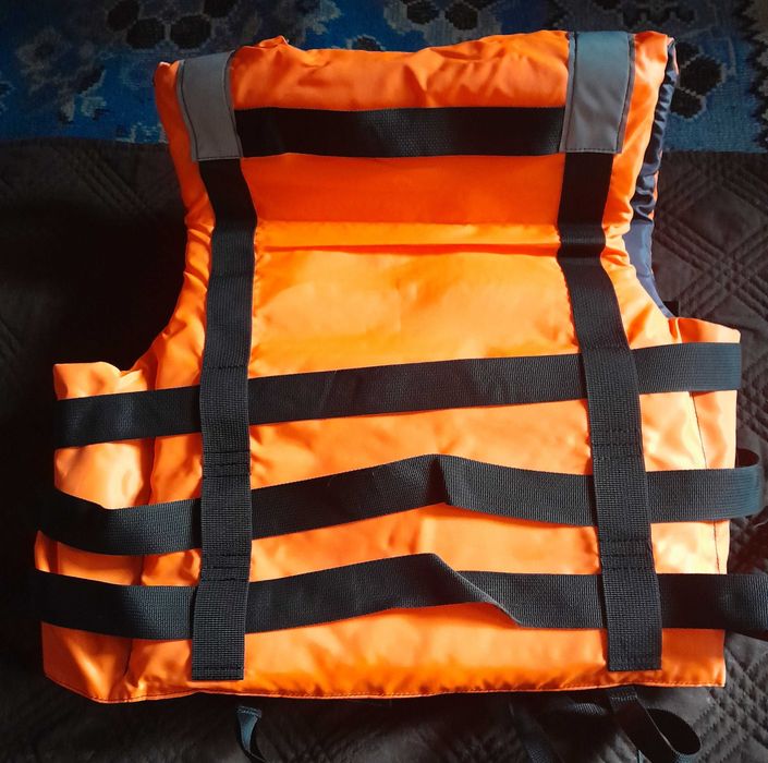 Настоящий спасательный жилет  Размеры: 50, рост5; 52 рост 3