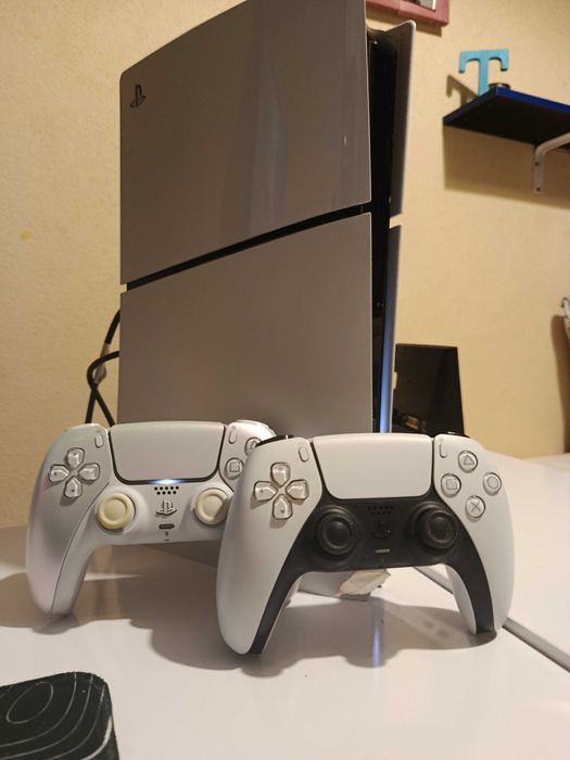 PS5 Slim digital /1TB dois comandos.