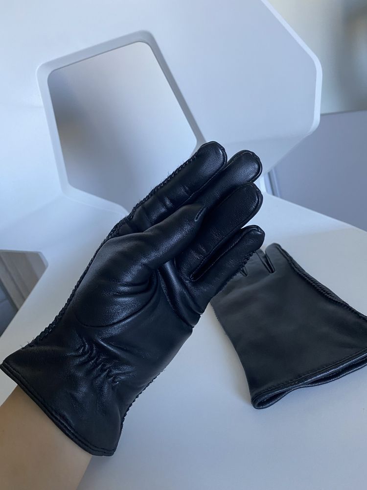 Czarne skorzane rękawiczki