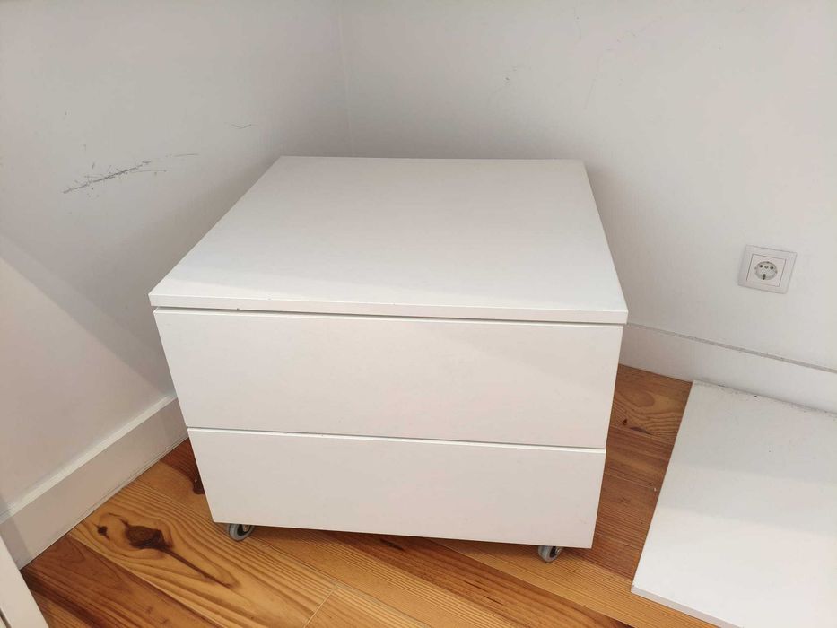 Modulos IKEA e Mesa de cabeceira