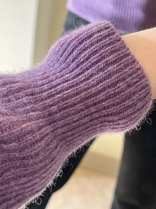 Вовняний короткий ліловий светр