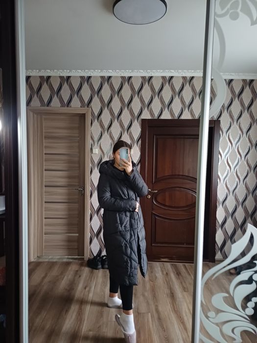 Довгий зимовий пуховик