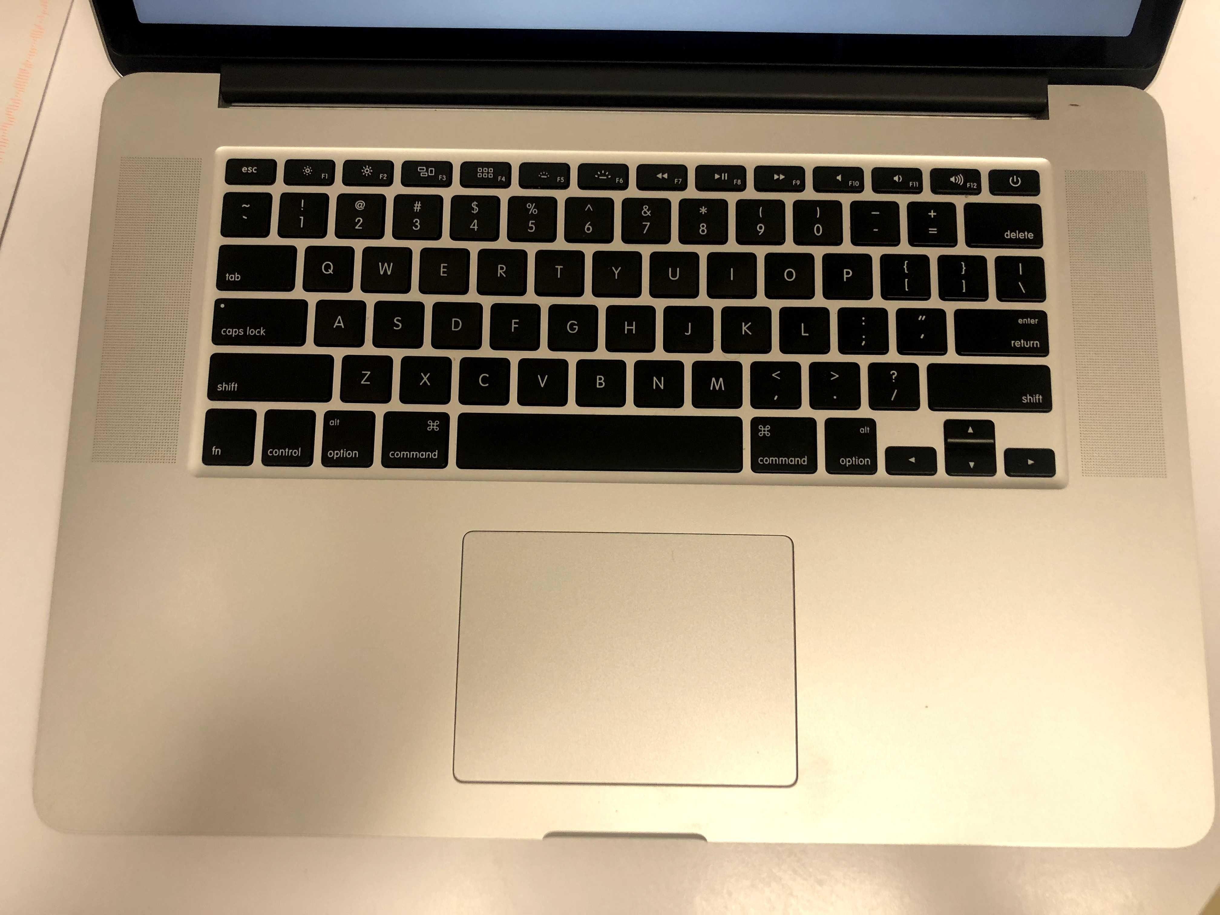 Macbook Pro 15'' / Mid 2015 // 2.2GHz, 16 RAM, 256 SSD