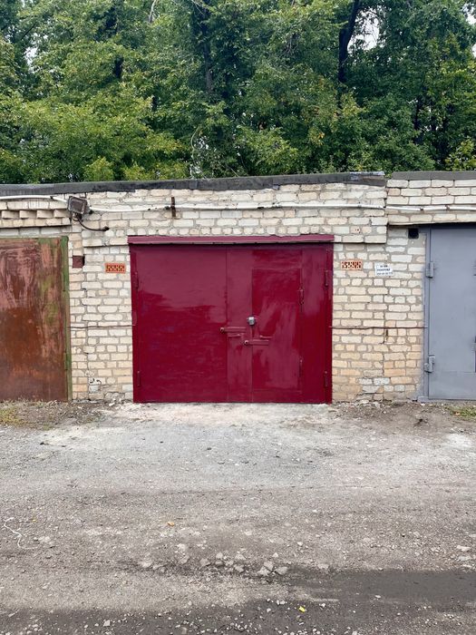 Гараж (доглянутий, зі свіжим ремонтом).