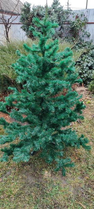 Штучна новорічна ялинка