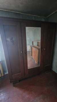Drewniana szafa trzydrzwiowa z lustrem