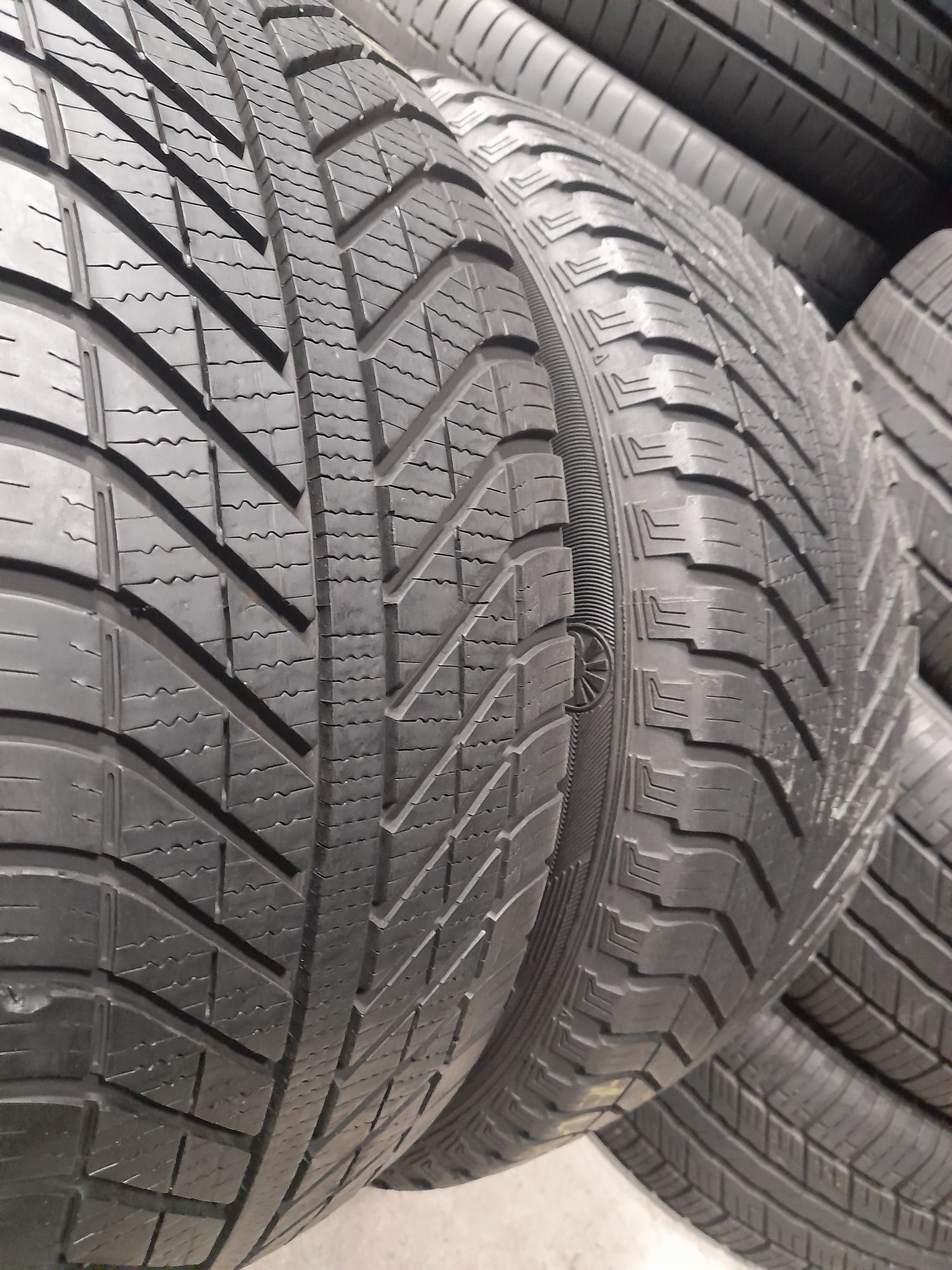 Всесезонні Шини БВ 235/50 R17 GOODYEAR Vector 4 Season Склад Погреби