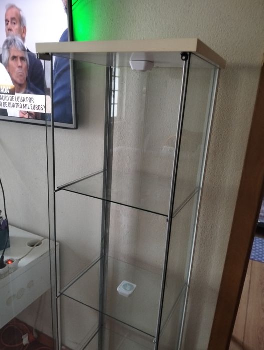 Vitrine branca com luzes