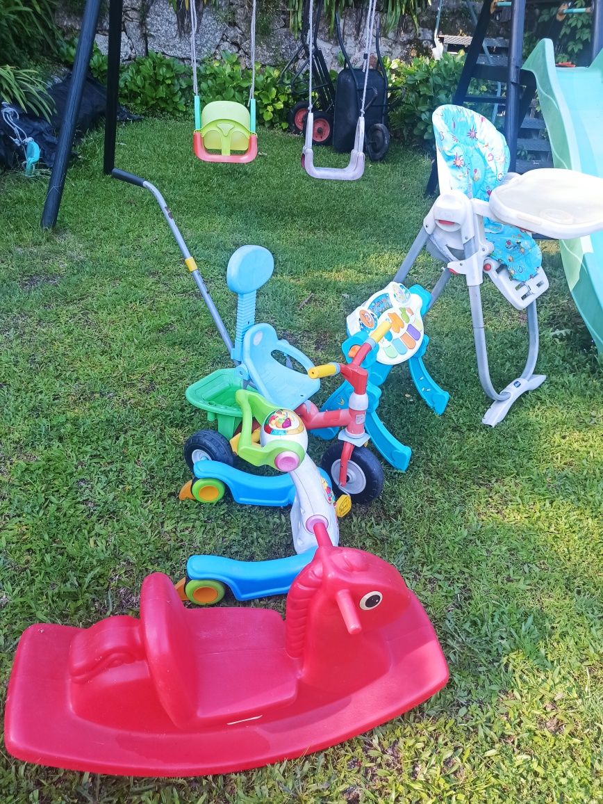 Brinquedos e cadeira de Papa, andarilho, bicicleta, piano e cavalinho.