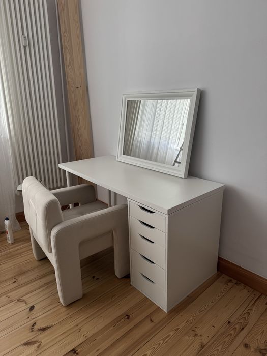 Białe biurko toaletka z alexem ikea