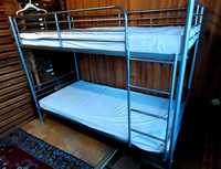 Łóżka piętrowe metalowe składane z materacami