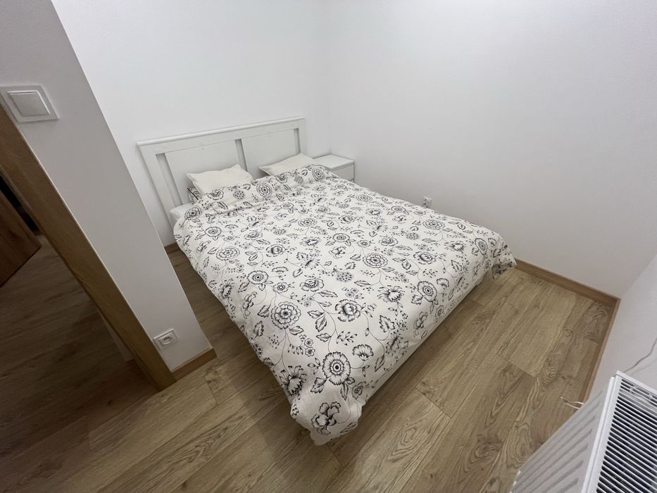 Łóżko podwójne z szafkami oraz materacami