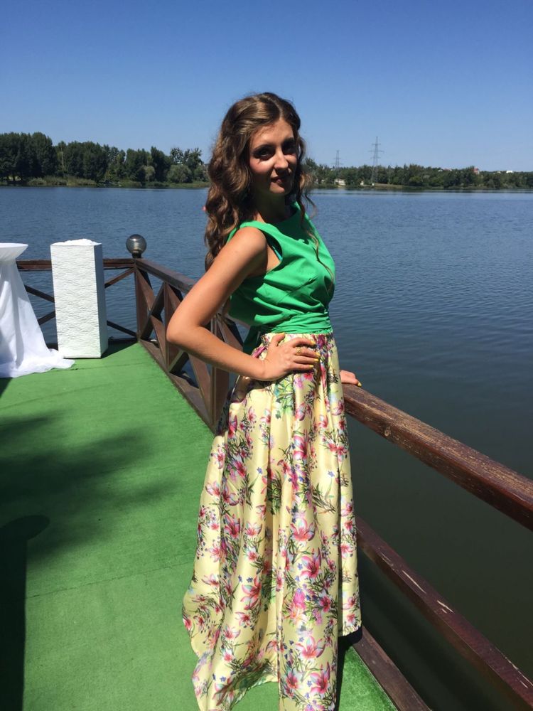 Нарядное женское платье