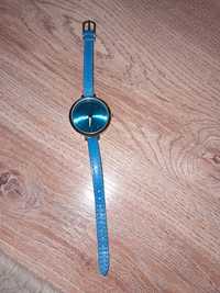 Niebieski damski zegarek na cienkim pasku