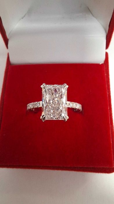 Anel em ouro com diamantes cultivados em laboratório