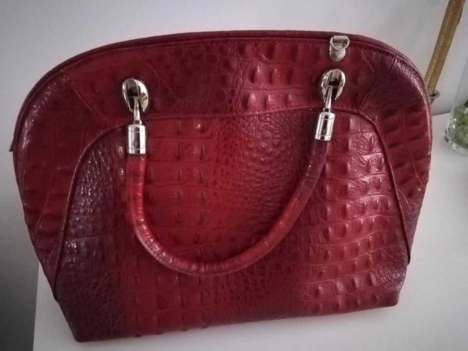 Elegancka torebka czerwona do ręki lub na ramię z paskiem