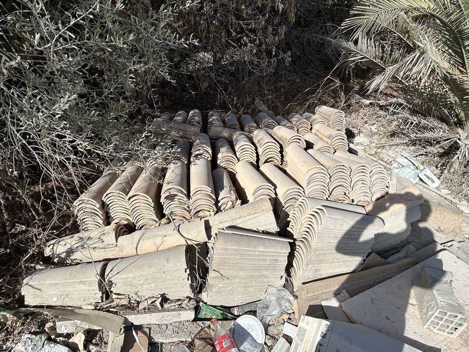 +/- 1000 telhas brancas, 0,80€ cada