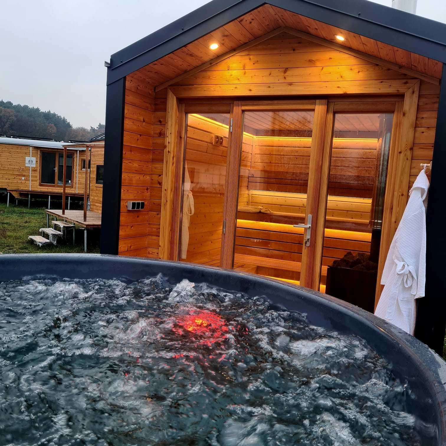 drewniana sauna, balia z jacuzzi, drewniana sauna ogrodowa +przyczepka