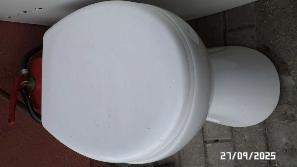 Muszla z deską ,lustro,oświetlenie uchwyt na prysznic.