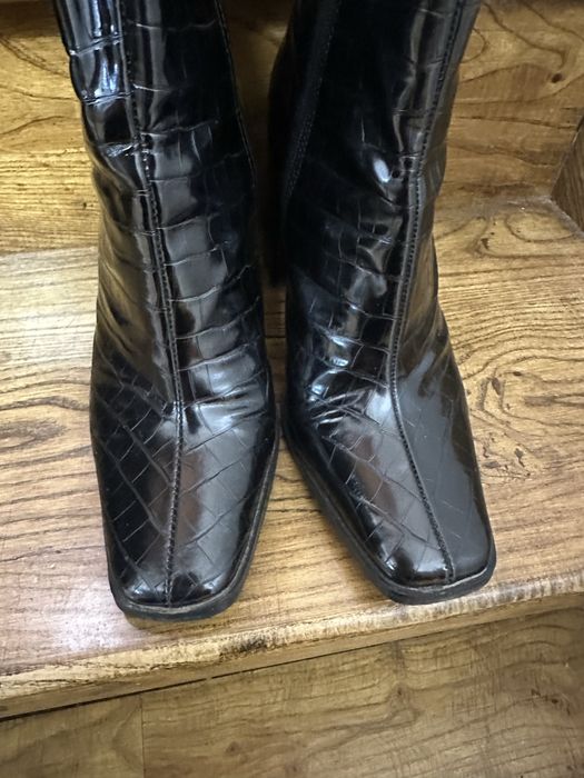 Трендові лакові чоботи на каблуку