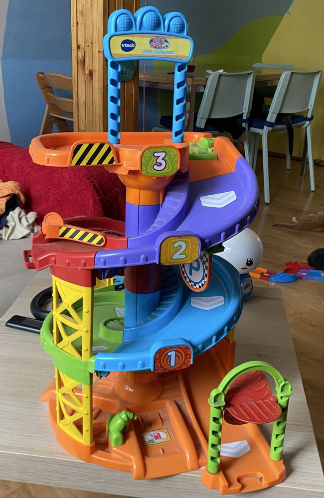 Tut tut autka wieża parkingowa