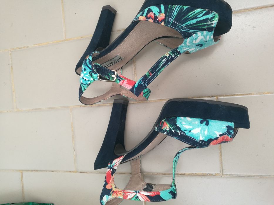 2 pares de sapatos de senhora
